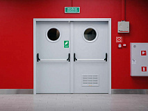 Противопожарные двери на путях эвакуации