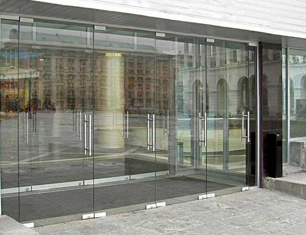 Противопожарная безрамная дверь со стеклом в торговый центр